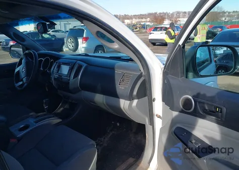 2013 Toyota Tacoma Base V6 z USA, uszkodzony, nr VIN 3TMLU4EN0DM112149